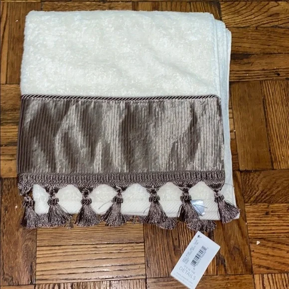 NWT croscill yellow & taupe bath towel