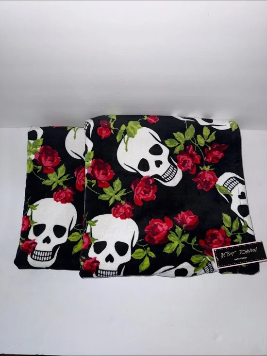 NWT Betsey Johnson 2 Pc 100% Velour Cotton Bath Towels Skull Garden Roses Black