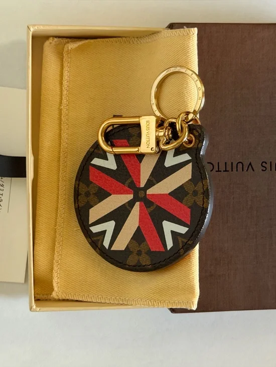 💞Auth Louis Vuitton Monogram Illustre Multi V bag charm💓