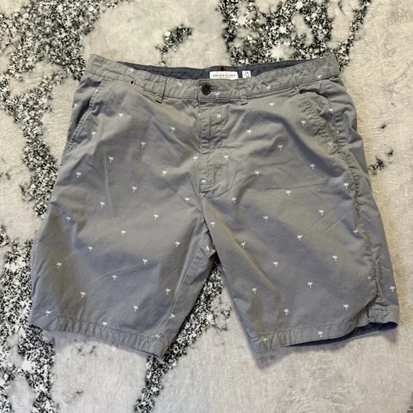 Denim & Flower Ricky Singh‎ Shorts Mens Size 38 Gray White Palm Tree Print Chino