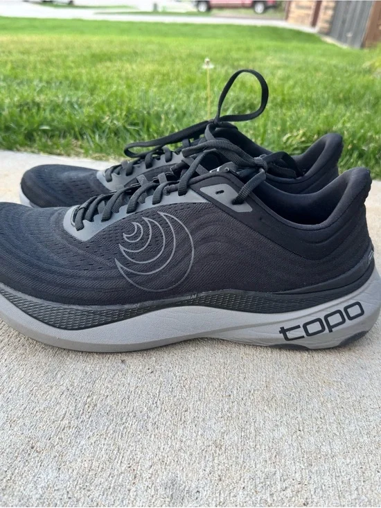 Topo Athletic Men's Aura Black & Gray Athletic Shoe