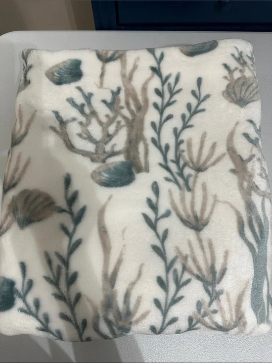 Plush Coastal Floral Throw Blanket – Cream with Blue-Green and Tan Print