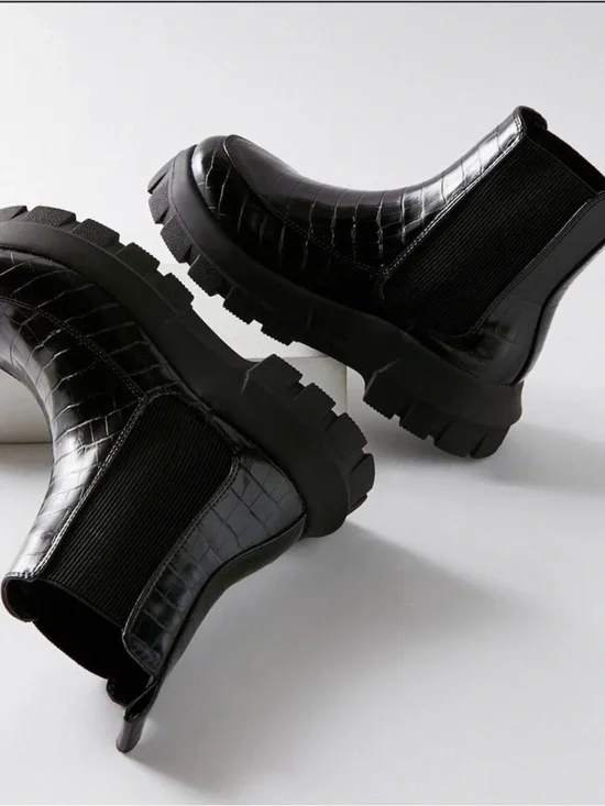 Urban Outfitters Black Croc-Texture Chukka Lug Boots