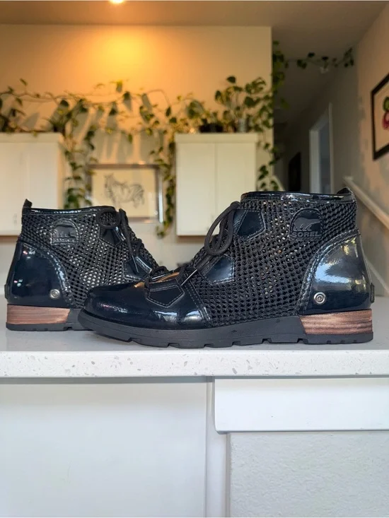 Sorel Men's Black Patent and Mesh Chukka Boots