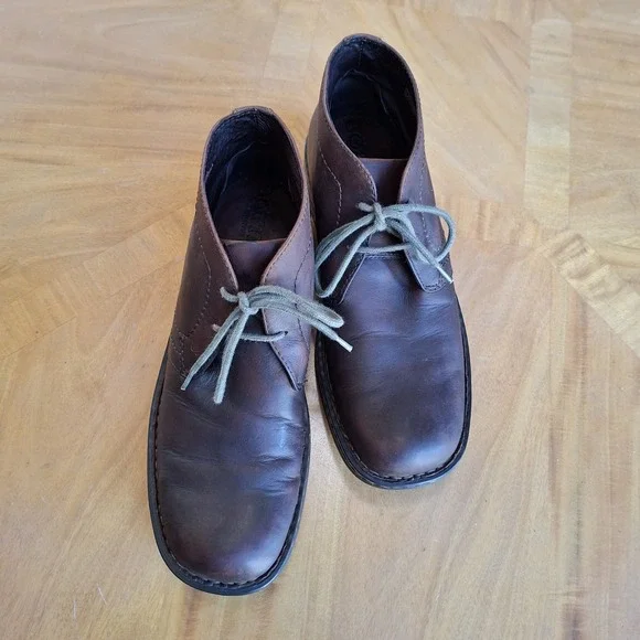 Born Men's Harrison Boot 9.5/43 Canyon Brown Leather Casual Chukka Lace up M9431
