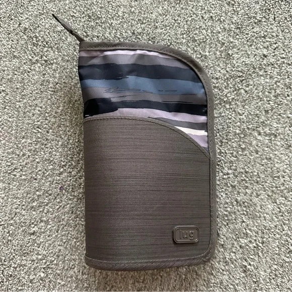 Lug Canoe‎ Brush Holder Brushed Grey with Ocean Blue Stripe Design Travel Pouch