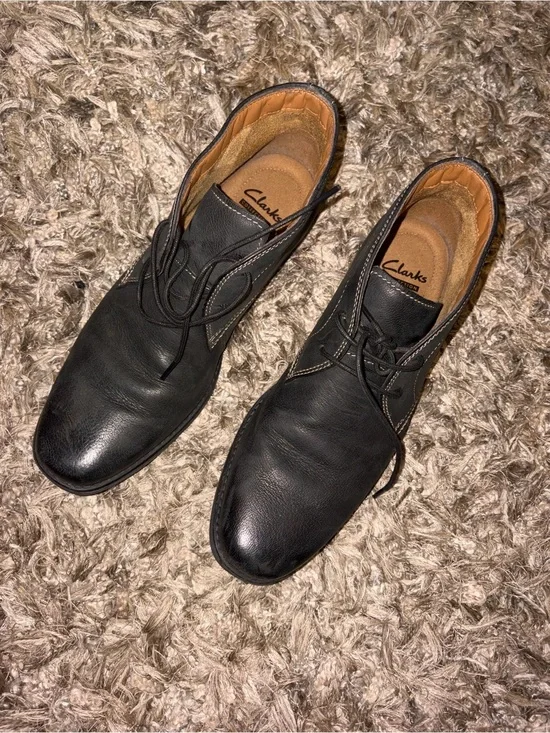 Clarks Men's Black Leather Chukka Boots - Sleek Lace-Up Comfort
