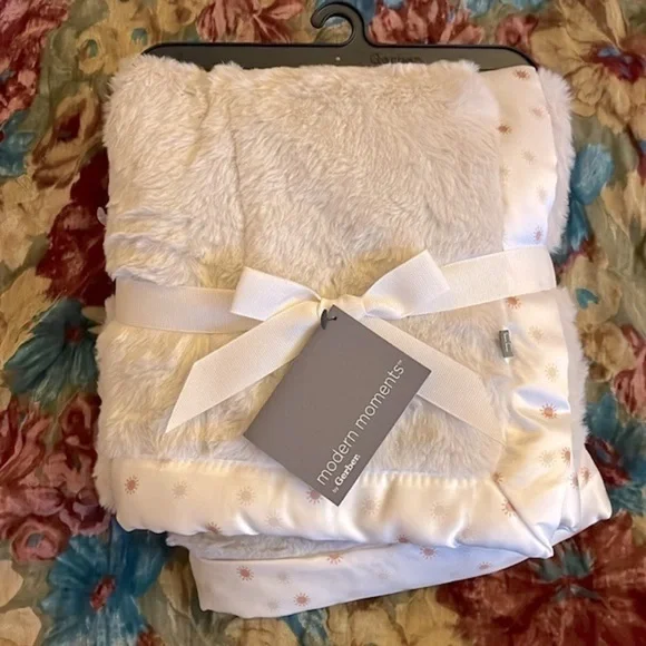 Brand New Modern Moments by Gerber Plush Baby Blanket w/ Satin Trim Neutral