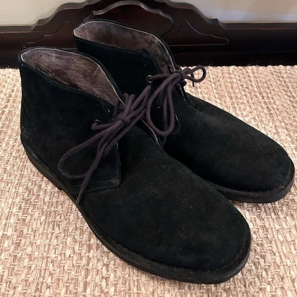 UGG‎ Black Suede Chukka Boots Men's Size 9 Lace Up Vibram Sole Business Casual
