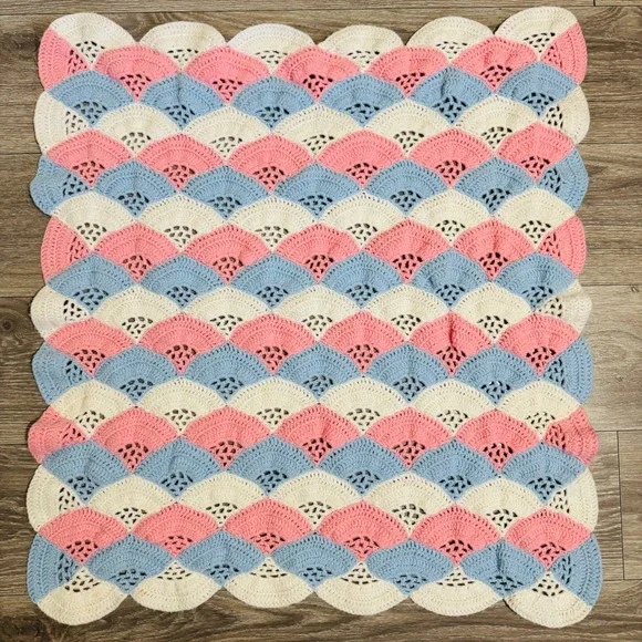 Handmade‎ Crochet Baby Blanket Pink Blue White Shell Stitch Scalloped Edge 28x30