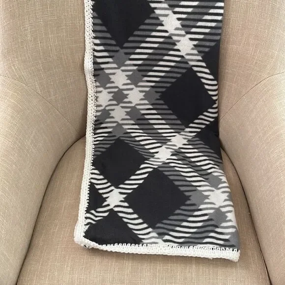 LIGHTWEIGHT SOFT FLEECE CUDDLE UP‎ THROW IN BLACK WHITE AND GRAY