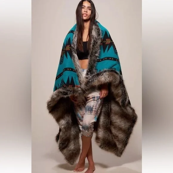 Spirit Hoods Grey Wolf‎ Faux Fur Blanket New In Package