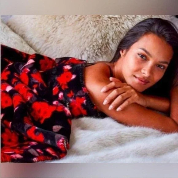 Victoria's Secret Sherpa Bold Red Floral‎ Blanket 50