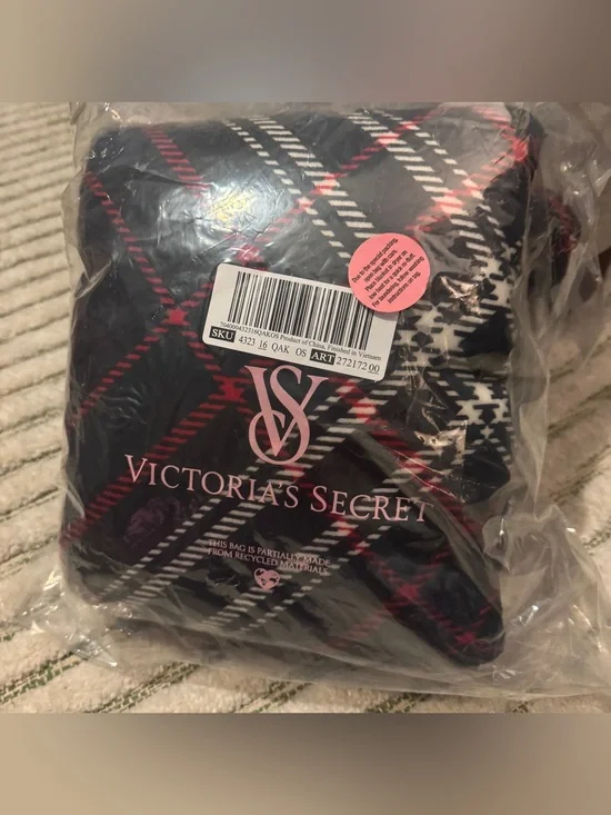 Victoria's Secret Cozy Fleece Blanket Plaid Christmas 2025 Factory Sealed NWT