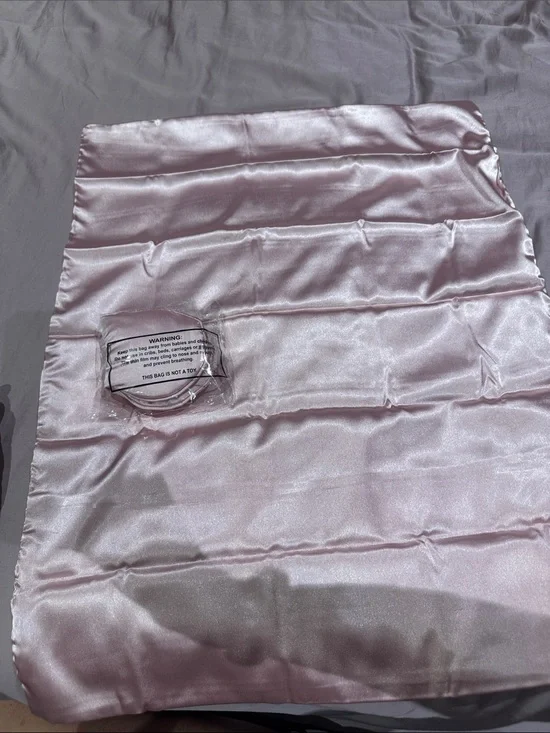 Silky Pink Satin Pillowcase + eyeshade - Unbranded
