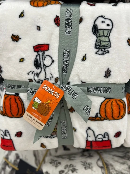 Peanuts Snoopy Pumpkin Plush Throw Blanket - White & Orange