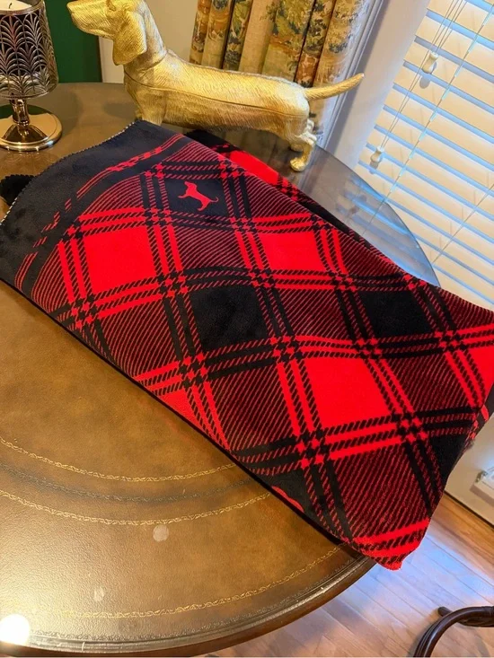 PINK Sherpa blanket red and black