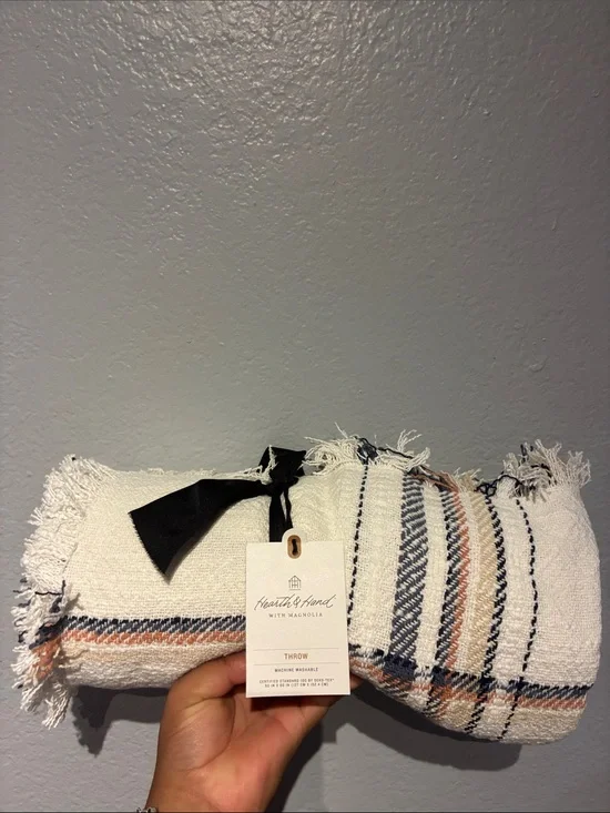 NWT- Heart & Hand w Magnolia Throw 🤍