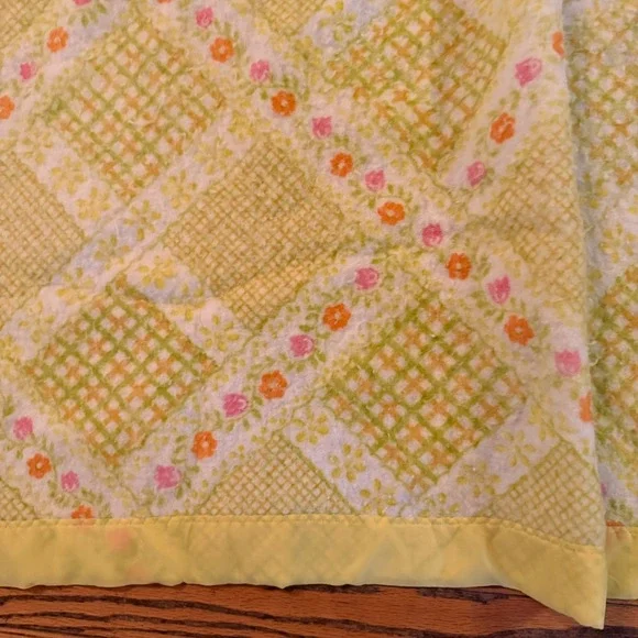 2.1Vtg Floral Plush Blanket 90x102.75 Yellow Pink Green Satin Binding Queen/King