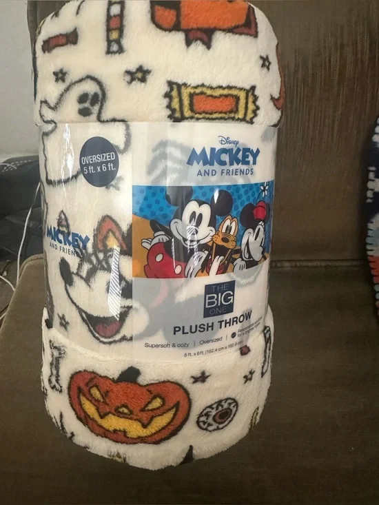 Disney Mickey and friends oversized Halloween plush throw 5x6 New