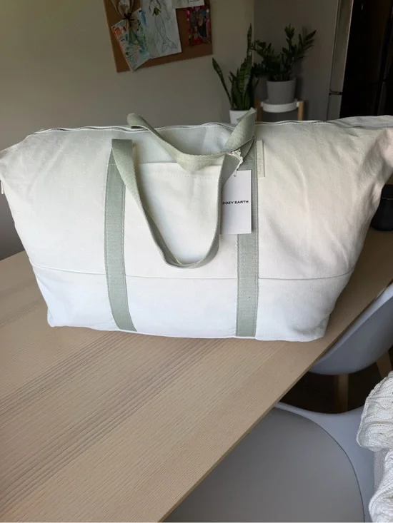 NWT Cozy Earth King Baffle Box Comforter – White (Brand New in Tote!)