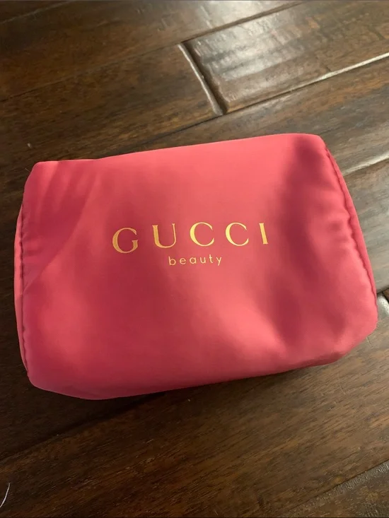 Gucci Beauty Pink Cosmetic Pouch with floral print lining NEVER USED