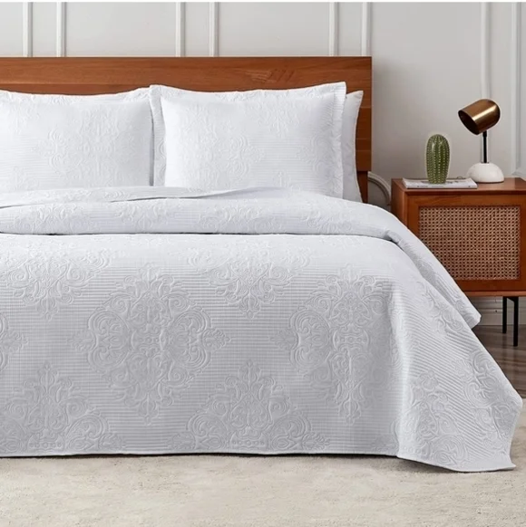 EHEYCIGA White Lightweight Queen Quilt Set – 3 Piece – NWT