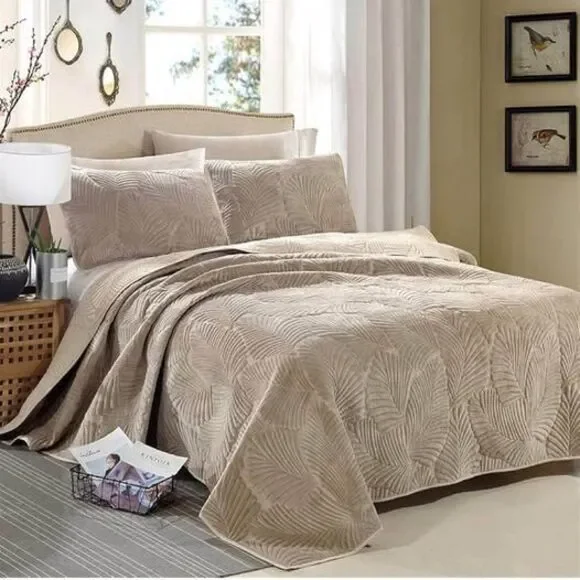 Queen comforter and large two pillowcases