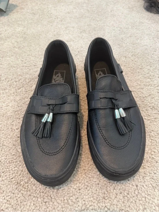 Vans Men’s Black Leather Tassel Loafers lug sole. Mens 7.0 Women’s 8.5.
