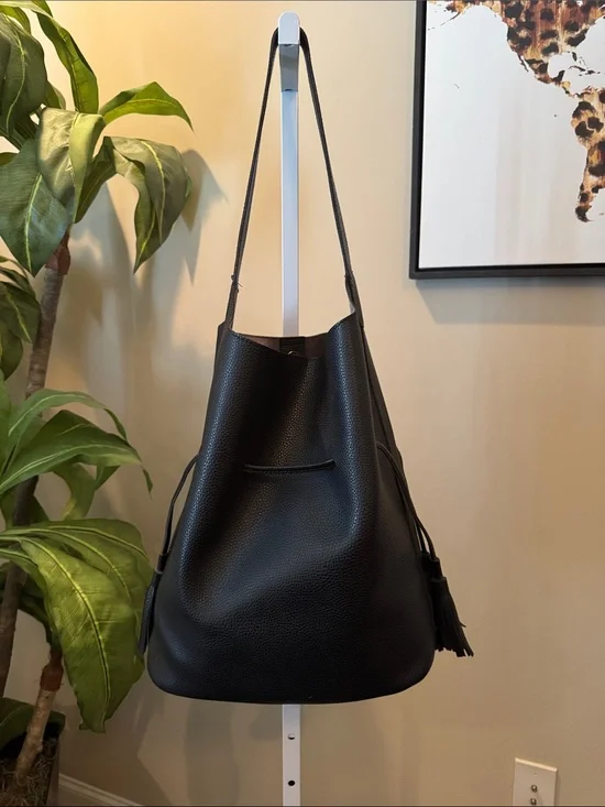 Street Level XL Classic Black Leather Bucket Bag - Women. Snap closure w/ pouch.