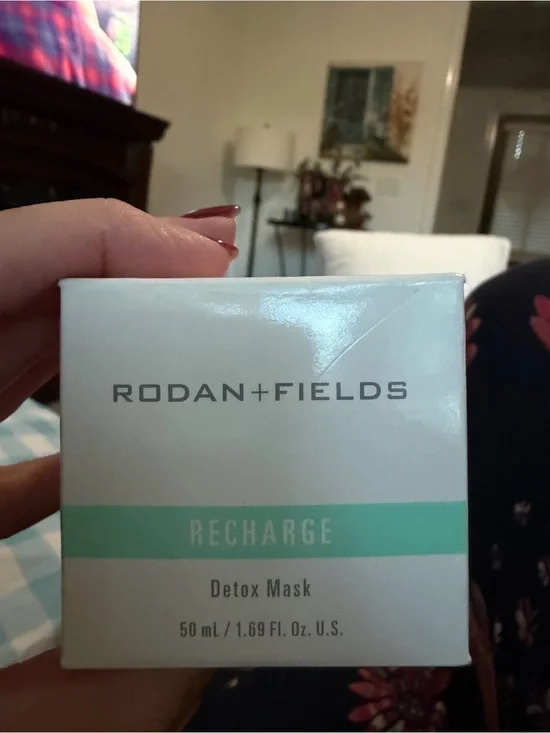 Rodan + Fields Recharge Detox Mask — White with Mint Band