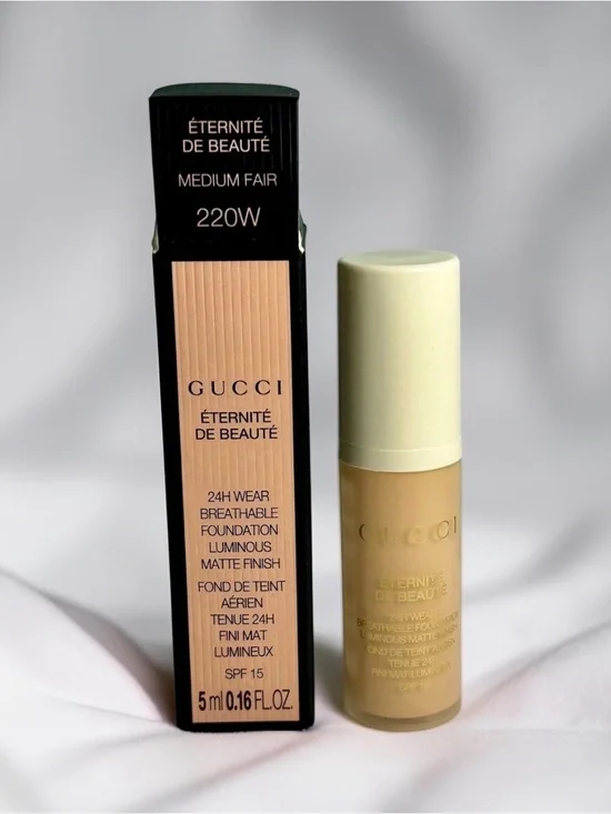Gucci Éternité de Beauté Foundation 220W Medium Fair - Beige