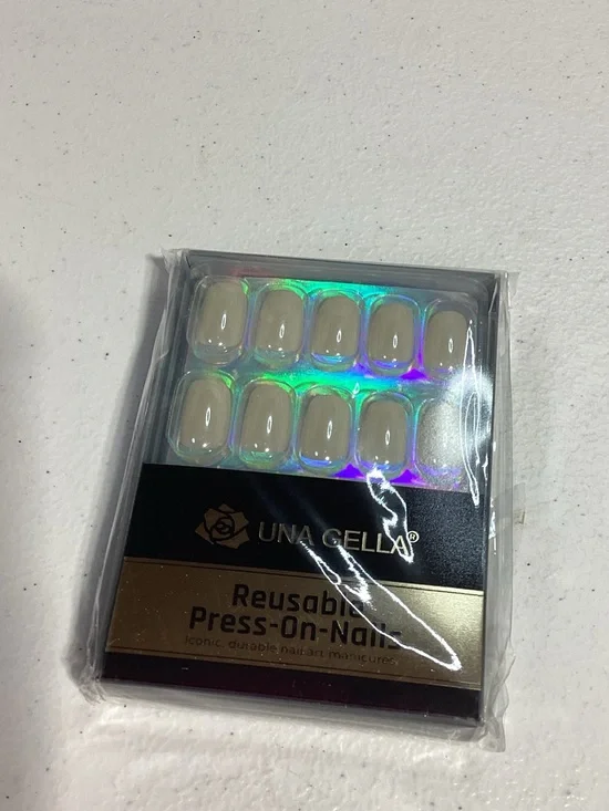 Reusable Press-On Nails in Cream Beige