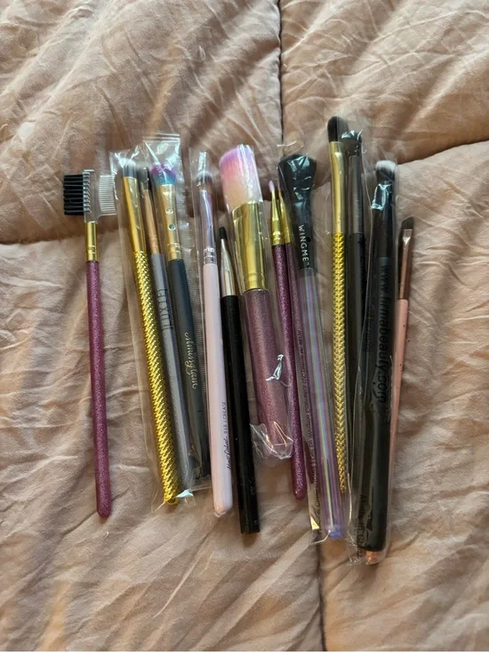 Assorted Women's Makeup Brush Set in Pink and Gold