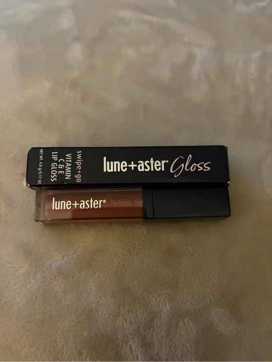 Lune+Aster Vitamin C & E Lip Gloss (Shade:Vlogger) - Full size