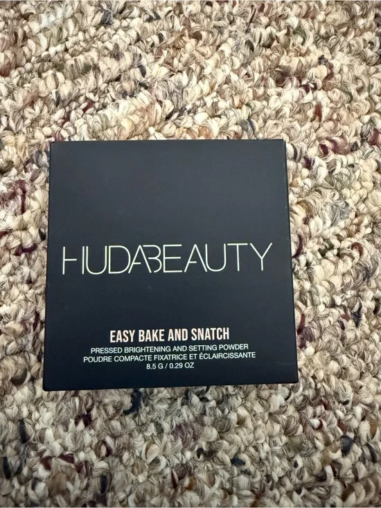 HUDA BEAUTY Easy Bake and Snatch Pressed Brightening & Setting Powder