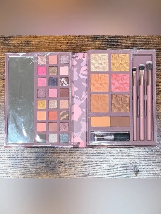 Paris Hilton RADIANT BLISS Book Palette with Mirror