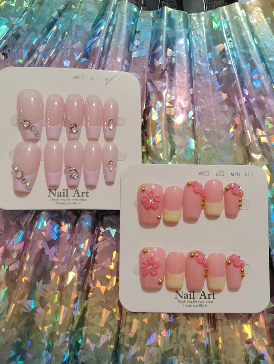 Nail Art Pink Press-On Nail Set with Rhinestones and Flower Accents
