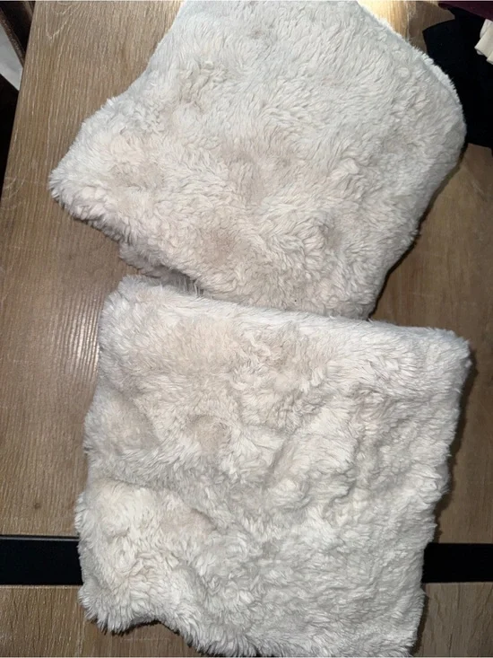 Frye Faux Fur Standard Pillow Shams — Set of 2 🤍🌸