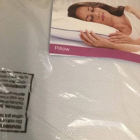 NWT Serta memory gel foam pillow.