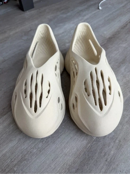 YEEZY Foam RNNR Clogs – Cream/Off-White – Men’s