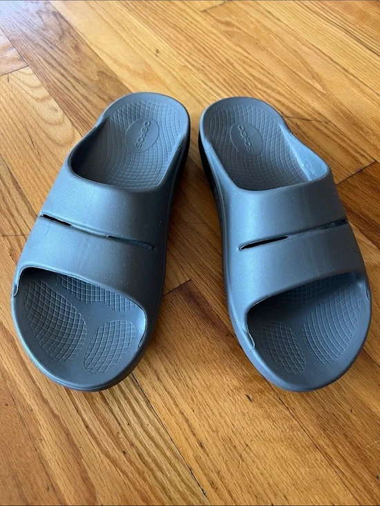Men OOFOS Slides Gray Size Men’s 9, Women’s 11 OOahh Recovery Sandals