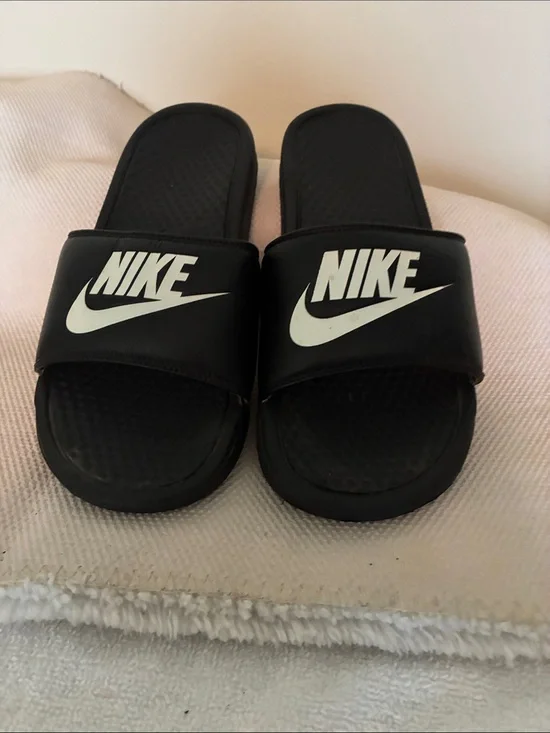 Nike Black Benassi Slide Sandals with White Logo Swoosh style:343880-090