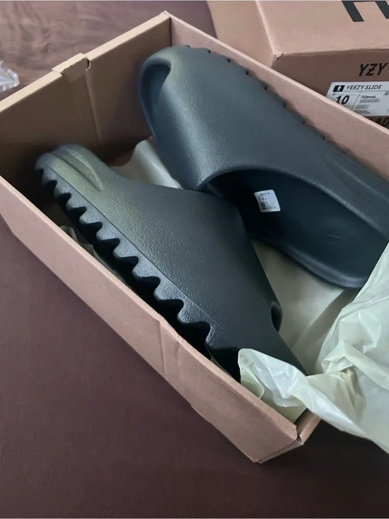 Yeezy Slide Men’s Black Onyx, Brand New!!