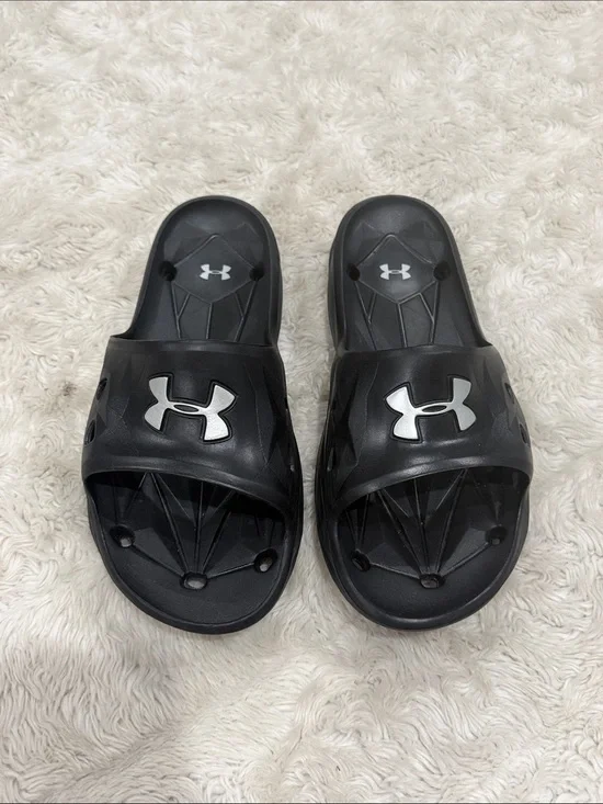 Under Armour Locker III Slide in black men’s size 8