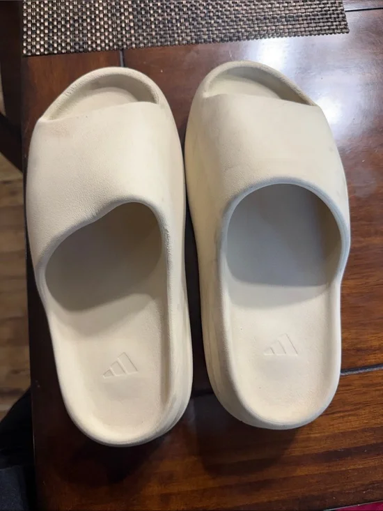Yeezy men’s cream slides size 12 Worn- decent condition. No box.