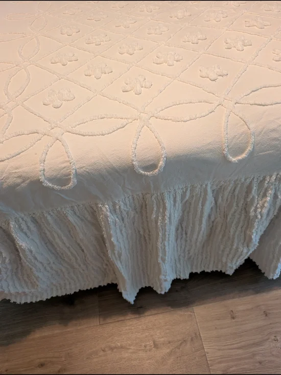 Mary Jane White Chenille Tufted Bedspread with Ruffled Skirt Full Size Shams too