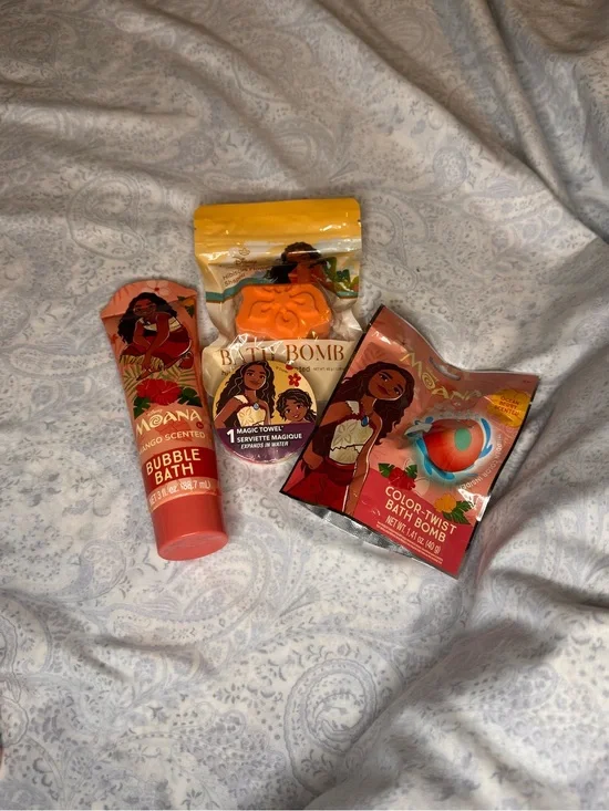 Disney Moana Bath Set — 2 bath bombs, bubble bath & magic expanding washcloth