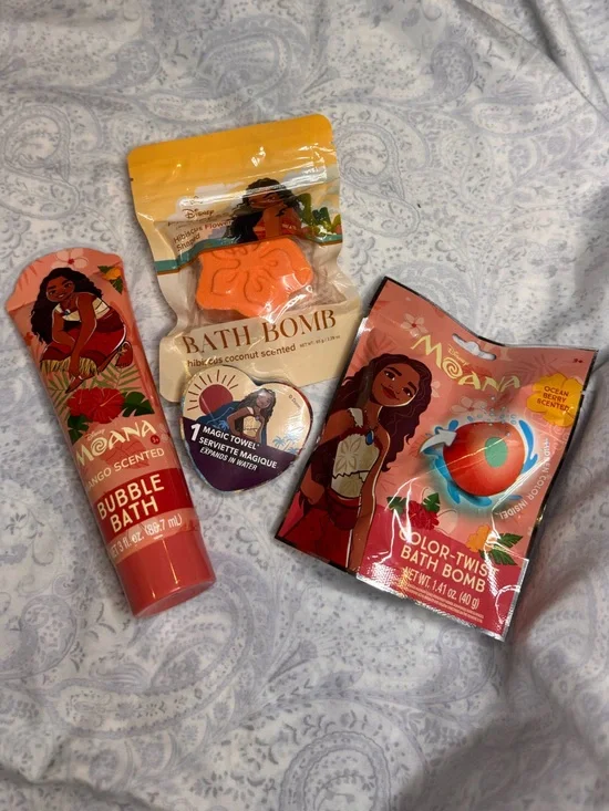 Disney Moana Bath Set — 2 bath bombs, bubble bath & magic expanding washcloth