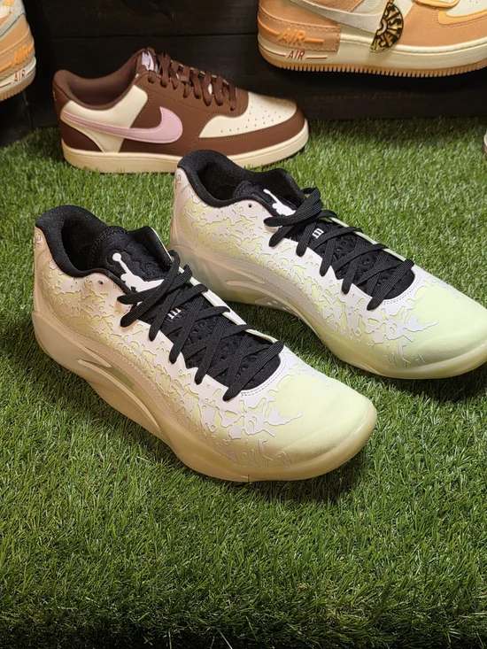 Nike Men's Low-Top Training Shoes in Light Green/White
